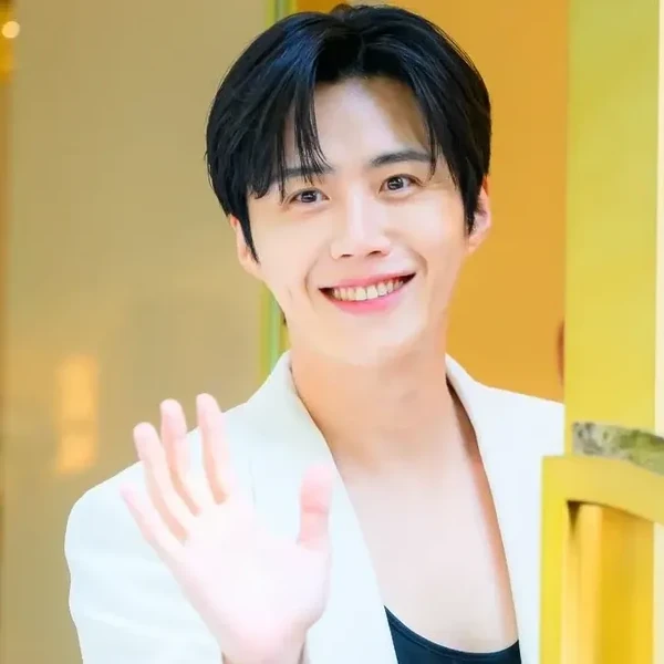 Popular photo full of fans’ love for Kim Seonho