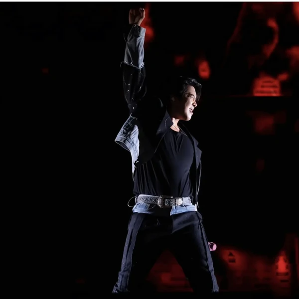 Popular photo full of fans’ love for Hwang Yunsung