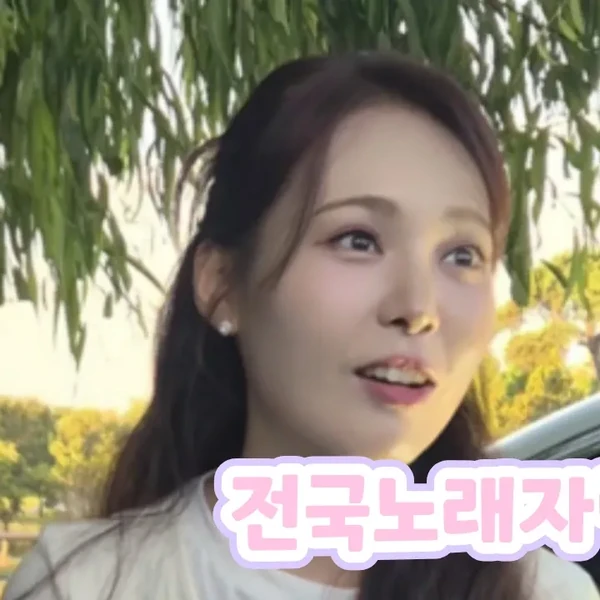 Popular photo full of fans’ love for Miss Kim
