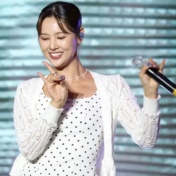 Popular photo full of fans’ love for Hwang WooLim