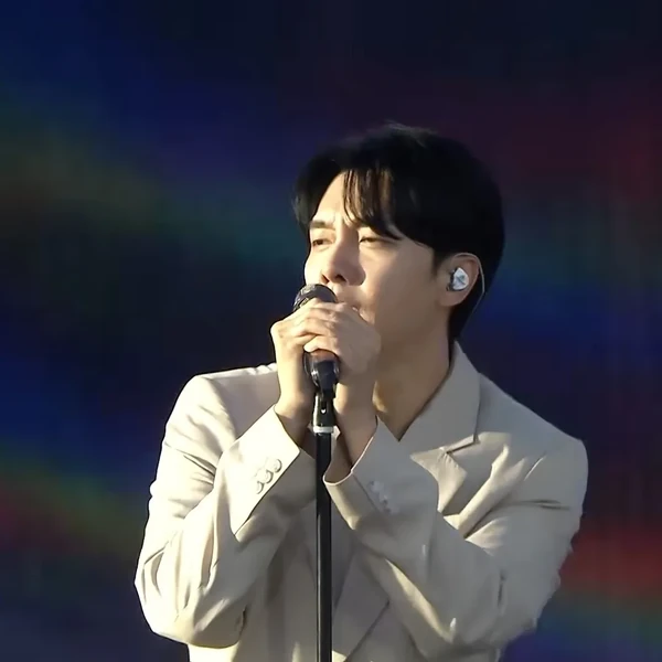 Popular photo full of fans’ love for Lee Seunggi