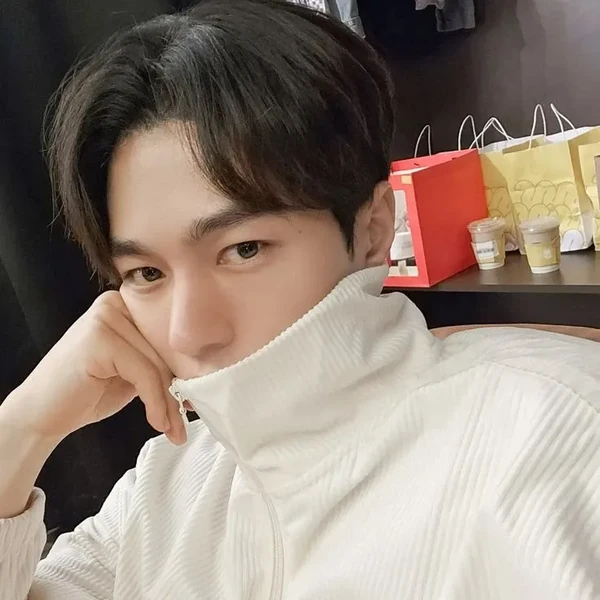 Popular photo full of fans’ love for Kim Myungsoo (L)