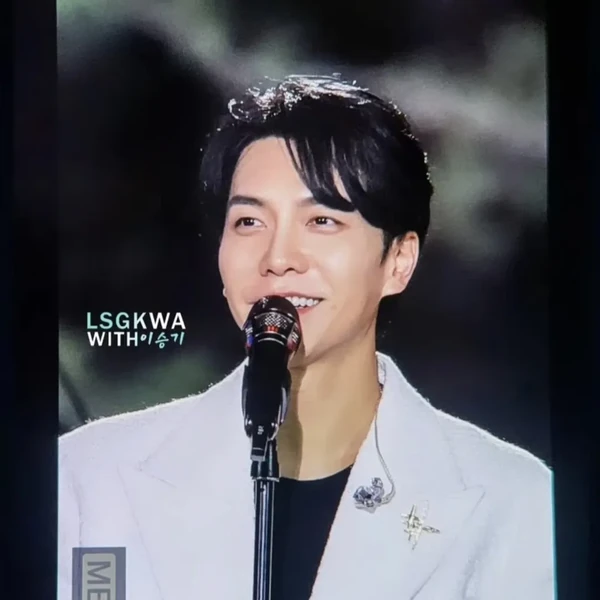 Foto populer Lee Seunggi yang penuh cinta dari penggemar