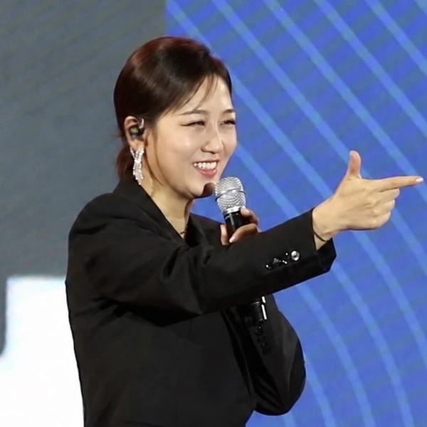 Popular photo full of fans’ love for Jang Yoonjeong