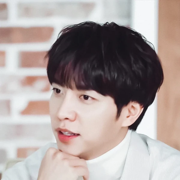 Foto populer Lee Seunggi yang penuh cinta dari penggemar