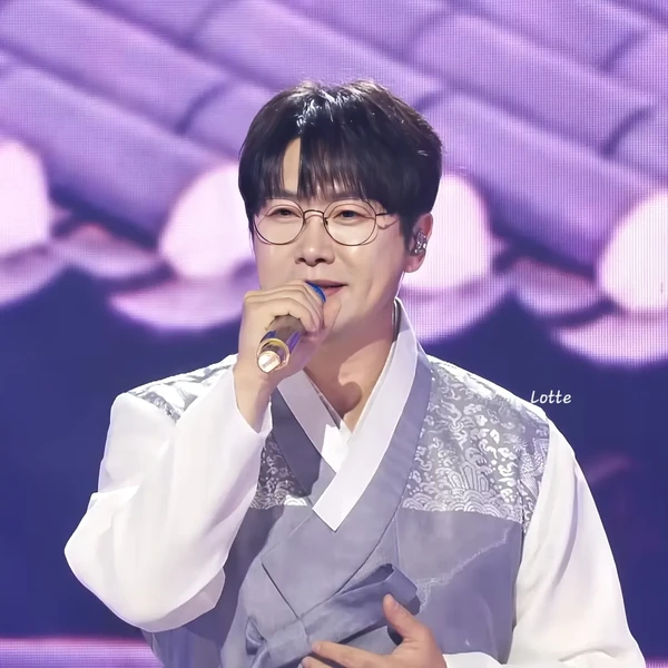 Popular photo full of fans’ love for Chungil