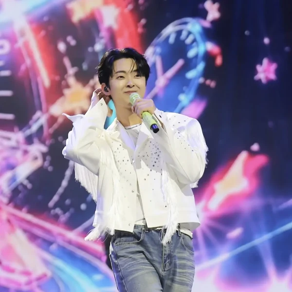 Popular photo full of fans’ love for Park Minsu