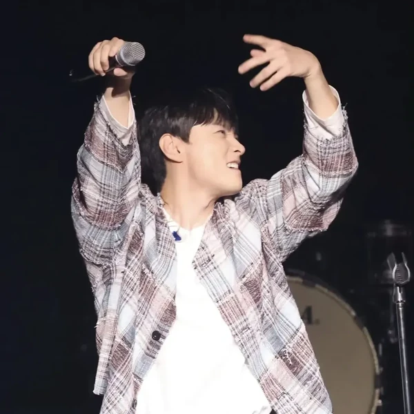 Popular photo full of fans’ love for Min Kyunghoon
