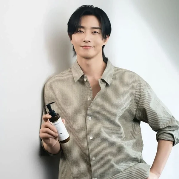 The most loved look of Park Seojoon today