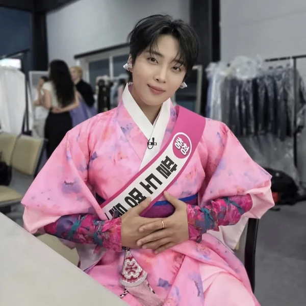 Popular photo full of fans’ love for Hwang Yunsung