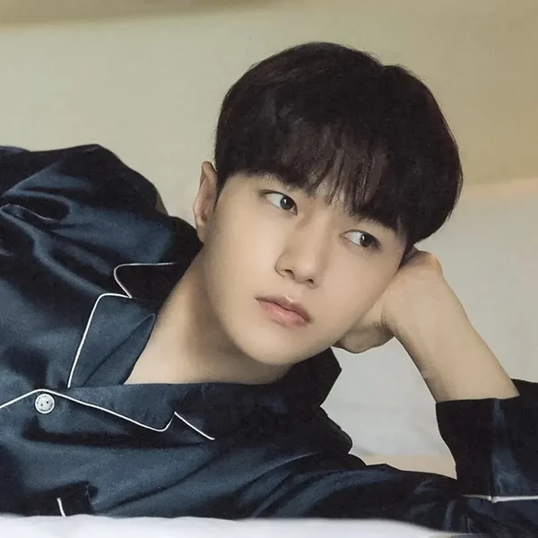 Foto populer Kim Myungsoo (L) yang penuh cinta dari penggemar