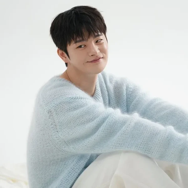 Foto populer Seo Inguk yang penuh cinta dari penggemar