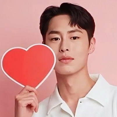 Popular photo full of fans’ love for Lee Jaewook