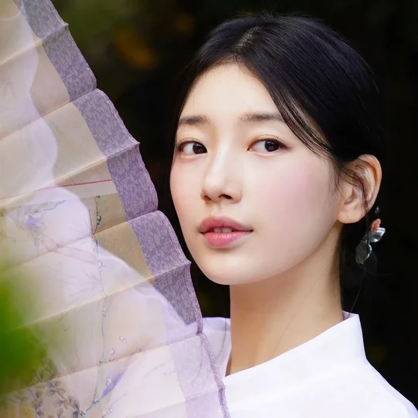 Popular photo full of fans’ love for Bae Suzy