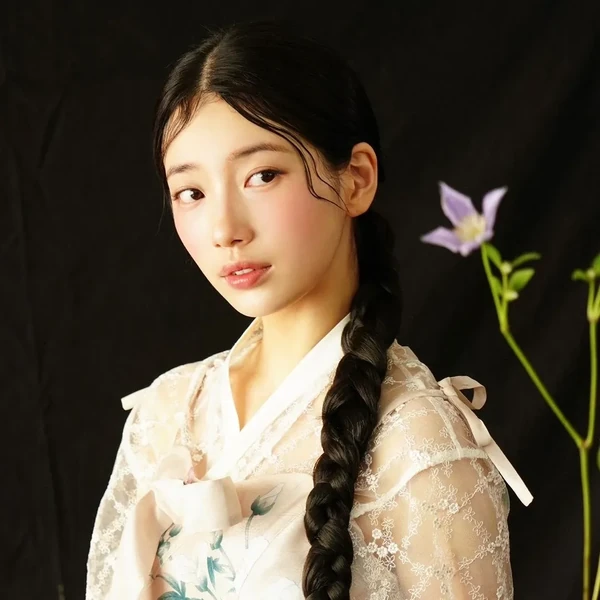 Popular photo full of fans’ love for Bae Suzy