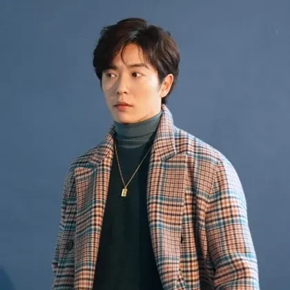 Foto populer Kim Jaewook yang penuh cinta dari penggemar