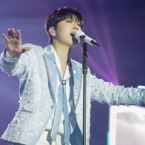 充满粉丝爱意的李灿元人气照片