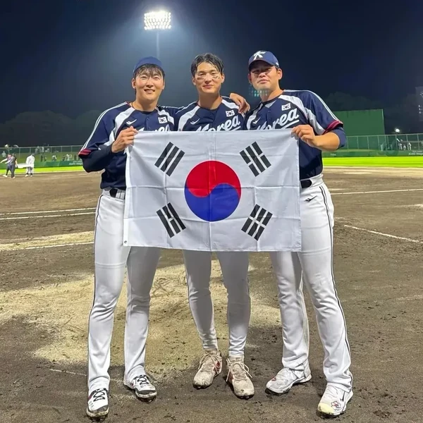 Foto utama yang menunjukkan pesona Yoon Donghee
