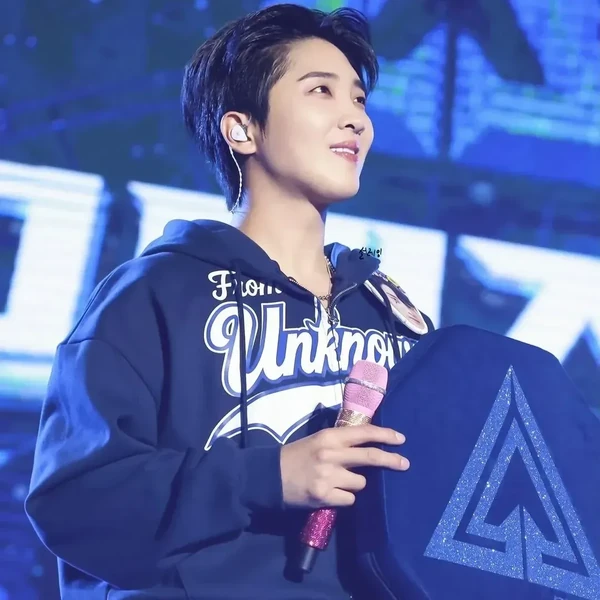 Popular photo full of fans’ love for Hwang Yunsung