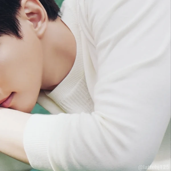 Foto populer Lee Junho yang penuh cinta dari penggemar