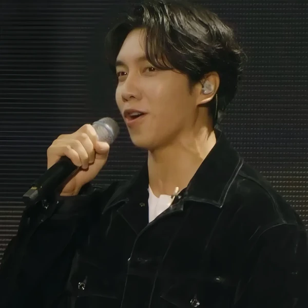 Popular photo full of fans’ love for Lee Seunggi