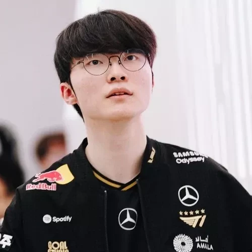 Foto profil terbaik Faker hari ini di Choeaedol Celeb