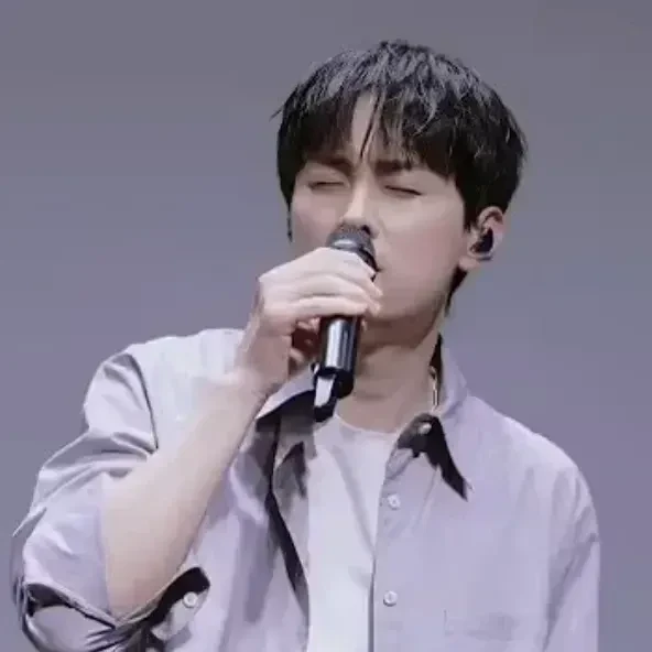 Popular photo full of fans’ love for Min Kyunghoon