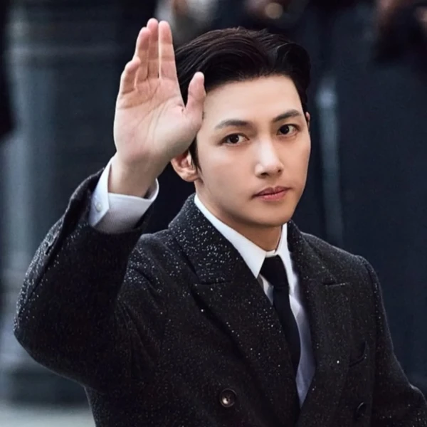 Popular photo full of fans’ love for Ji Changwook