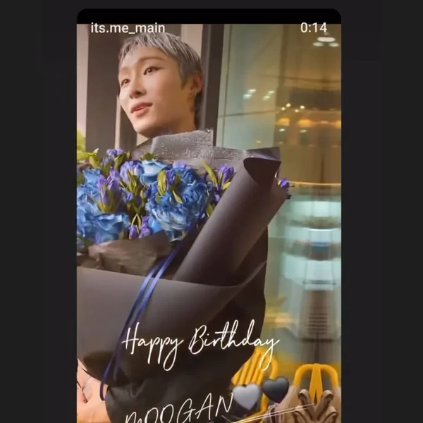 Popular photo full of fans’ love for Ki Moogan