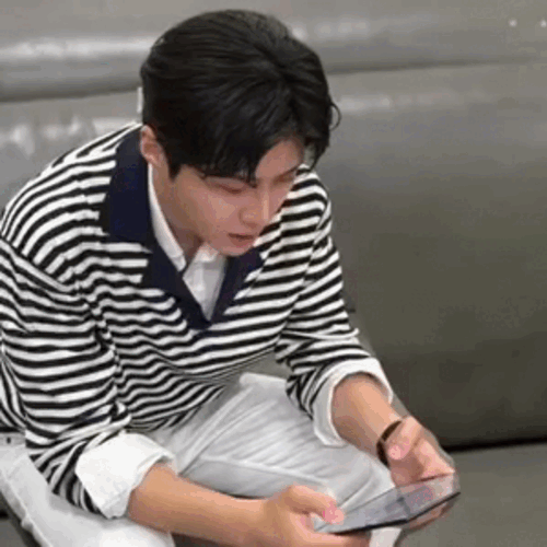 Foto populer Kim Seonho yang penuh cinta dari penggemar