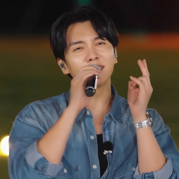 Foto populer Lee Seunggi yang penuh cinta dari penggemar