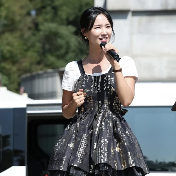 Popular photo full of fans’ love for Hwang WooLim
