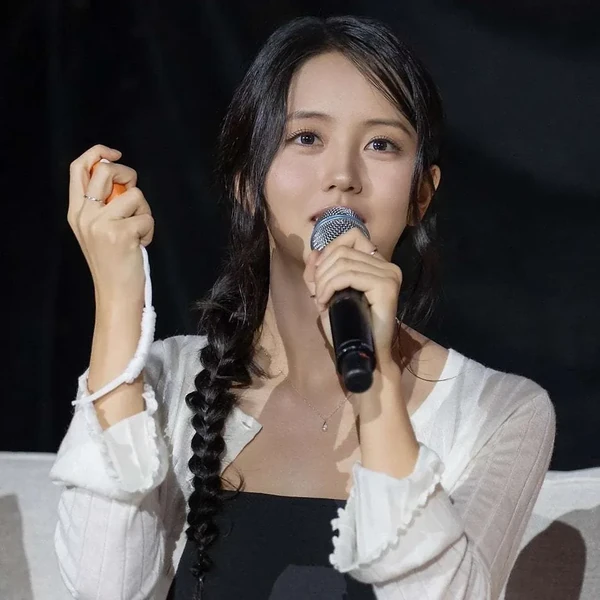 Popular photo full of fans’ love for Kim Sohyun