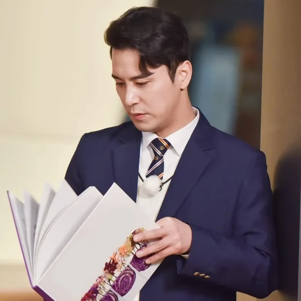 Foto populer Jang Minho yang penuh cinta dari penggemar