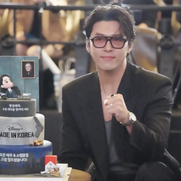 Foto populer Hyun Bin yang penuh cinta dari penggemar