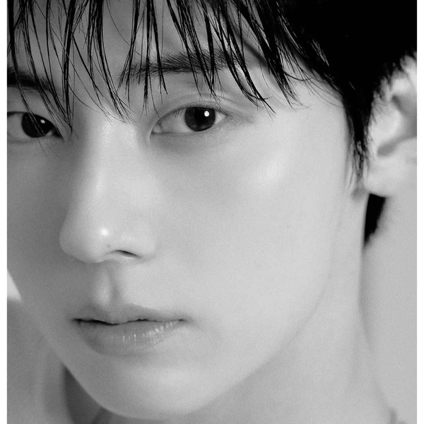 Popular photo full of fans’ love for Hwang Minhyun