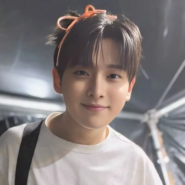 The most loved look of Seong Ri today