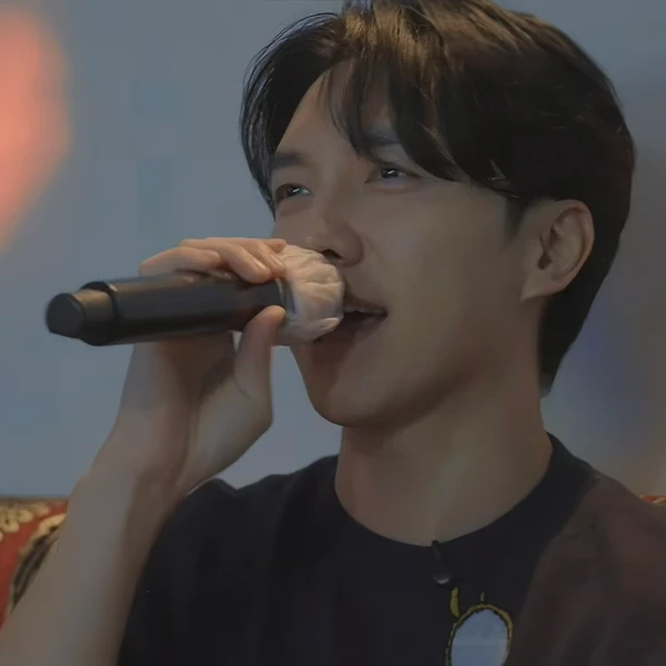 Foto populer Lee Seunggi yang penuh cinta dari penggemar
