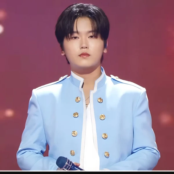 The most loved look of Park Sungon today