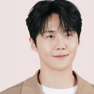 Foto populer Kim Seonho yang penuh cinta dari penggemar