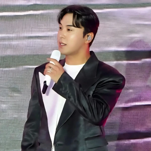 Popular photo full of fans’ love for Jang Minho