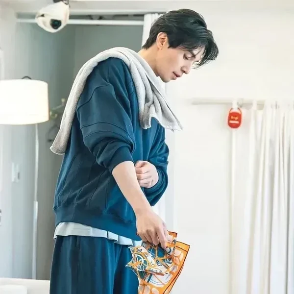 Popular photo full of fans’ love for Lee Dongwook