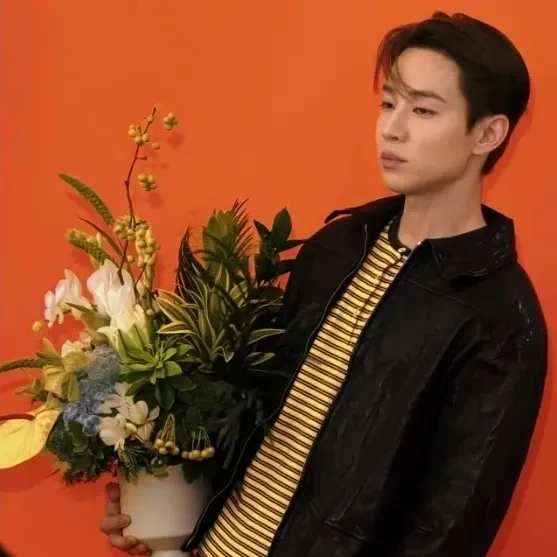 Popular photo full of fans’ love for Henry