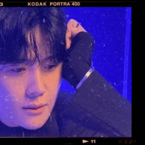 Foto populer Kim Seonho yang penuh cinta dari penggemar