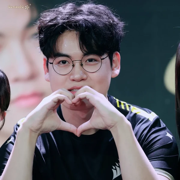 A brilliant moment of Gumayusi created by the fandom