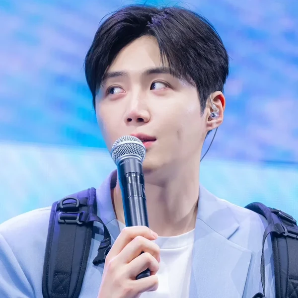Foto populer Kim Seonho yang penuh cinta dari penggemar