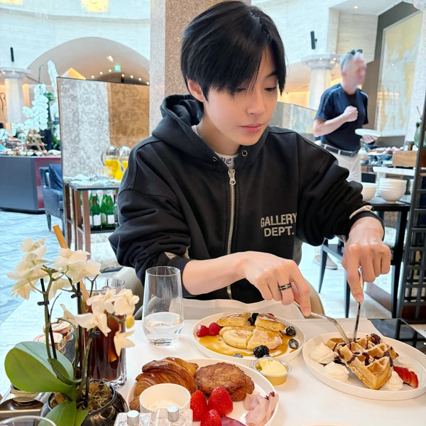 Popular photo full of fans’ love for Hwang Inyoup