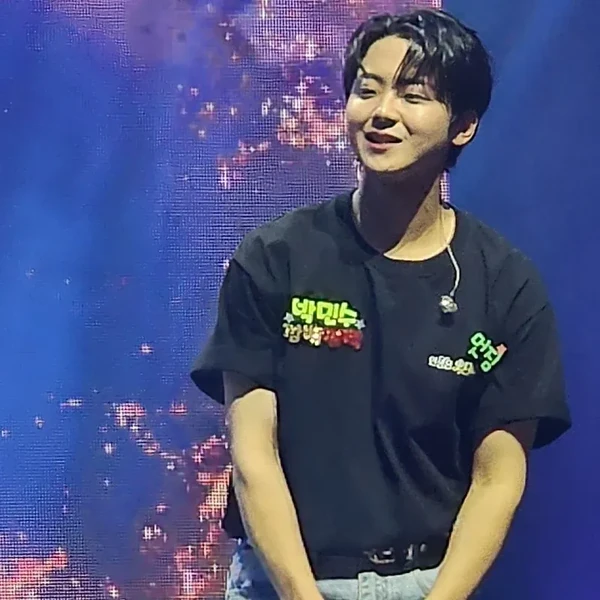 Popular photo full of fans’ love for Park Minsu