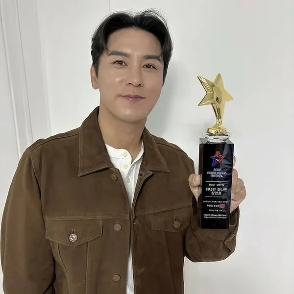 Foto populer Jang Minho yang penuh cinta dari penggemar