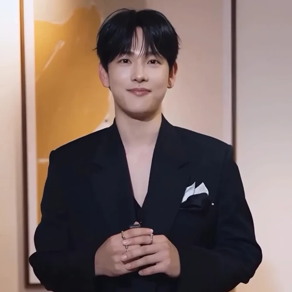 Popular photo full of fans’ love for Yim Siwan